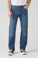 Pantalón de jean de corte recto, color azul medio.