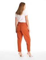 Pantalon de corte relajado color beige, con cintura plana en el frente y elástica en la parte posterior. Presenta pierna de corte recto, bolsillos laterales diagonales y bolsillos traseros simulados.