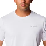 Remera de senderismo Columbia Hike Crew Omni-Wick de color blanco, con cuello redondo y mangas cortas. Cuenta con tecnología de secado rápido y absorción de humedad, además de un sutil logo de la marca estampado en el pecho.