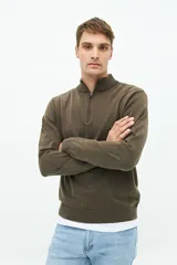 Buzo azul marino de tejido de punto con cuello alto y medio cierre con cremallera.