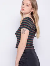 Top corto de mangas cortas con escote redondo y espalda con jareta redonda para fruncir. Diseño a rayas horizontales en tonos verde, rojo y negro con hilo brillante.
