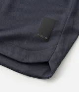 Bermuda deportiva masculina de color azul marino, con cintura elástica y cordón ajustable, bolsillos laterales con cierre y tecnología Dry para mayor transpirabilidad.