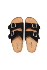 Sandalias negras de dos tiras con hebillas metálicas plateadas y plantilla acolchada de corcho.
