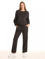 Pantalón tipo jogger de corte recto, color marrón con estampado sutil, confeccionado en tejido elastizado. Presenta pretina ancha con elástico y lazo de ajuste, además de bolsillos laterales.