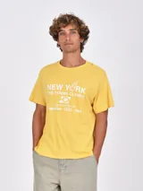 Remera de manga corta color mostaza con cuello redondo y estampado frontal en blanco que dice "NEW YORK PRO TENNIS CLASSIC september 15-23, 1994".