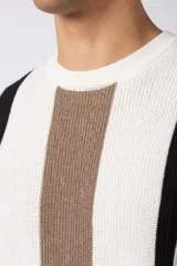 Remera de tejido de punto con textura piqué, de manga corta y corte relajado. Presenta un diseño de rayas verticales en tonos blanco, negro y marrón.