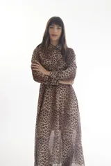 Vestido midi camisero con estampado animal print, de manga larga y cuello camisero. Tiene dos bolsillos con solapa en el pecho y cintura elastizada.