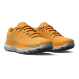 Championes de running Under Armour modelo HOVR Infinite 4, color naranja con detalles en gris. Presentan una parte superior de malla técnica transpirable, amortiguación reactiva UA HOVR y suela con inserciones de caucho de carbono para mayor tracción.