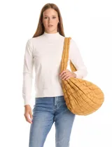 Bolso capitoneado color verde oscuro, marca Do Everything In Love, con abertura de cierre, reparticiones y bolsillos internos, y bolsillos laterales con cierre.