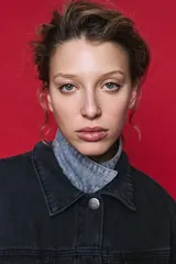 Chaleco de jean oversized color negro, con cuello camisero y cierre frontal con botones metálicos. Presenta un diseño estructurado con costuras reforzadas.