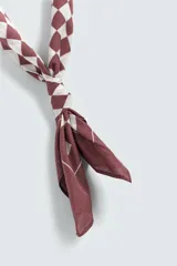 Pañuelo cuadrado de algodón con estampado de cuadros damero en verde militar y blanco.