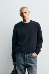 Jersey de punto con hilatura de lana, corte regular fit, cuello redondo y manga larga con acabados en rib.