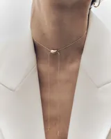 Collar deslizante de oro PDPAOLA, diseño minimalista con cadena fina y cierre ajustable con detalle ovalado, del cual caen dos tiras finas con terminales en punta.