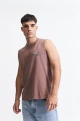 Musculosa de corte oversize color marrón, con escote redondo y estampa gráfica pequeña en el pecho.