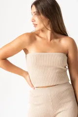 Musculosa corta color beige, de tejido acanalado.