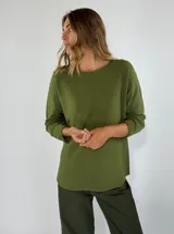 Sweater verde oliva de tejido de punto con cuello redondo y mangas largas.