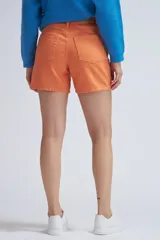 Short de jean de tiro alto, color naranja, con cierre y botón frontal, y bolsillos laterales y traseros.