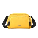 Bandolera amarilla de lona con correa ajustable, bolsillos laterales y bolsillo frontal.