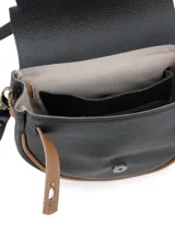 Cartera bandolera de cuero color negro con detalles en tostado, solapa redondeada y cierre metálico frontal con broche giratorio.