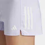 Short deportivo color lila con cintura elástica, cordón ajustable, tecnología AEROREADY, bolsillos laterales con cierre, bolsillo trasero con cierre y detalles reflectivos.