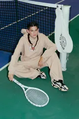 Pantalón de jogging recto color camel, confeccionado en frisa. Tiene bolsillos laterales, cintura elastizada y puño estampado en la botamanga trasera con el isologo de Renée.