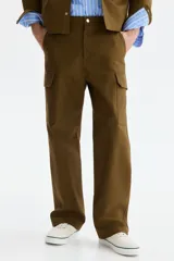 Pantalón cargo de algodón en color verde militar con corte relajado, bolsillos al bies en los laterales, bolsillos de parche con solapa en las piernas y cierre frontal con botón a presión.
