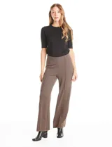 Pantalón de corte wide leg con estampado de espiga en tonos marrones. Presenta tiro alto, pretina elástica y costuras verticales decorativas en el frente de cada pierna.