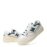 Championes urbanos New Balance modelo 550, con diseño inspirado en el básquetbol. Presentan una combinación de colores beige y verde, con detalles en cuero y malla, y una suela de aspecto envejecido.