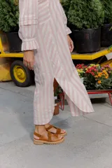 Sandalias marrones con tiras de cuero y suela de goma.