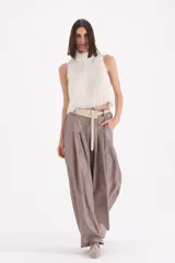 Pantalon tipo palazzo de corte amplio y tiro alto, confeccionado en tela con textura labrada. Presenta pinzas en la cintura y bolsillos laterales.