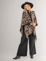 Ruana italiana con diseño zig zag en tonos negro y beige. Tejido suave y cálido.