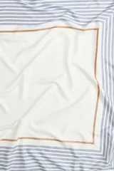 Pañuelo cuadrado de gran tamaño en tejido suave con diseño geométrico y de rayas concéntricas en tonos blanco, azul y marrón.