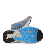 Championes de running New Balance Evoz Fresh Foam para hombre, color gris con detalles en azul y suela amortiguada.