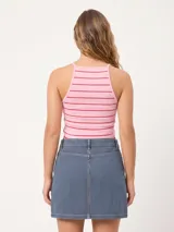 Top de tirantes estilo halter color rosado con rayas horizontales rojas, confeccionado en tejido de punto acanalado de algodón y elastano.