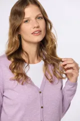 Saco tejido fino de hilo de algodón color beige, con cuello en V, cierre frontal con botones y puños acanalados.