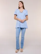 Blusa celeste y blanca con estampado de mandalas, escote redondo amplio con detalle de aplique bordado artesanal en forma de medialuna y mangas cortas estilo mariposa con volados.