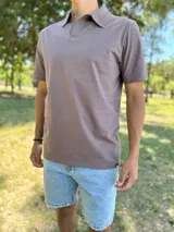 Remera polo de manga corta color marrón vizón, con cuello camisero y cierre frontal de dos botones.