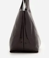 Cartera shopper grande Satinato de poliuretano color negro, con acabado texturizado brillante, diseño amplio y asa de hombro ancha.
