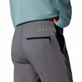 Pantalon deportivo de nylon con tecnología Omni-Shield, color gris con paneles inferiores en color negro. Presenta cintura elástica ajustable y puños elásticos en los tobillos.