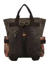 Mochila de diseño patchwork en tonos marrones, confeccionada en una combinación de pana, tela encerada y tejido estampado. Cuenta con manijas superiores fijas, bolsillo frontal con cierre, compartimento principal con cierre y detalles de borlas decorativas en el lateral.