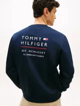 Buzo de cuello redondo color azul marino, de mangas largas con puños y cintura elásticos. Presenta el logo bordado de Tommy Hilfiger en el pecho.