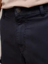 Bermuda cargo de sarga en color azul, con bolsillos laterales con solapa y cierre de botón. Diseño funcional con corte recto y ajuste cómodo.