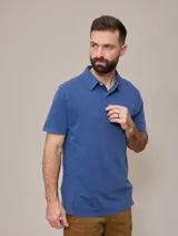 Remera polo azul de piqué de algodón con cuello clásico y tapeta de dos botones. Corte clásico.