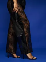 Bolso de mano compacto negro de cuero sintético granulado, con cierre de cremallera superior, detalles metálicos dorados y correa de muñeca.