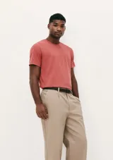 Camiseta básica de manga corta y cuello redondo, color rojo oscuro.