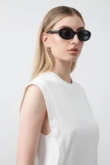 Remera sin mangas negra con hombros marcados y caída recta.