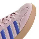 Championes Adidas modelo Bareeda W, de diseño urbano en color rosado con detalles en azul en las icónicas tres tiras y el talón. Presenta una suela de goma en tono marrón claro y confección en gamuza.