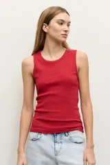 Top de canalé color rojo, sin mangas, con escote redondo y ajuste al cuerpo.
