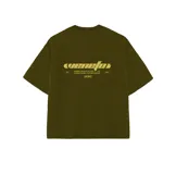 Remera de corte boxy fit color verde oliva, con estampa gráfica en color amarillo en la espalda que incluye el logo de la marca y texto alusivo a la cultura skate.