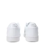 Championes urbanos New Balance, modelo Court, color blanco con logo lateral en plateado texturizado. Presentan puntera perforada para mayor ventilación y suela de goma al tono.